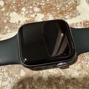 Apple Watch Series 4 (GPS) 40mm Space Gray Aluminum Case with Black Sport Loop